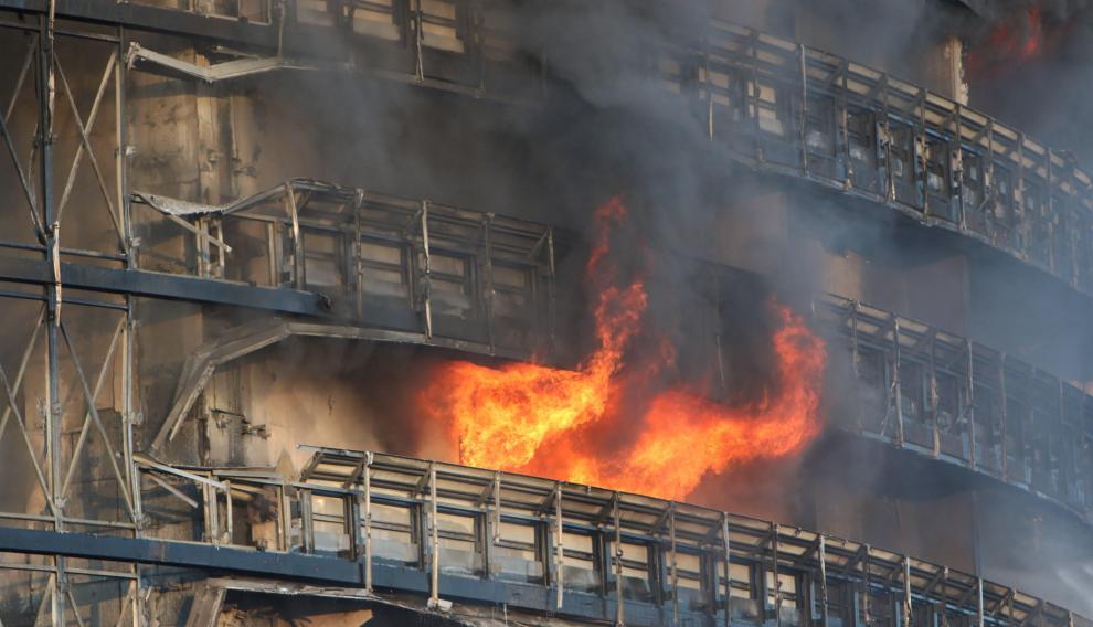 un incendio acabo con un edificio de 20 pisos en milan video laverdaddemonagas.com fire practically destroyed a 15 storey building in milan 2