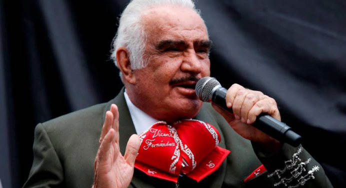 Vicente Fernández permanece con signos vitales estables