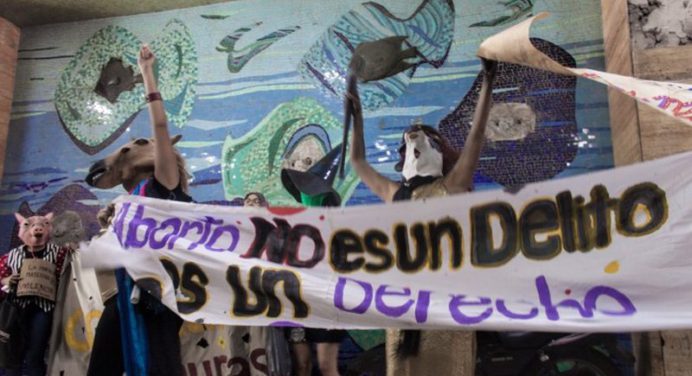 Activistas piden legalización del aborto ante la sede de la AN