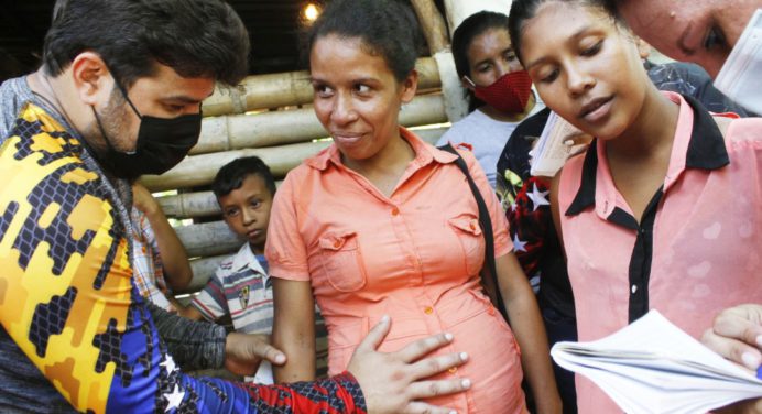 Asistencia social y apoyo en salud ofrecen Ernesto Luna y Ana Fuentes en Viboral