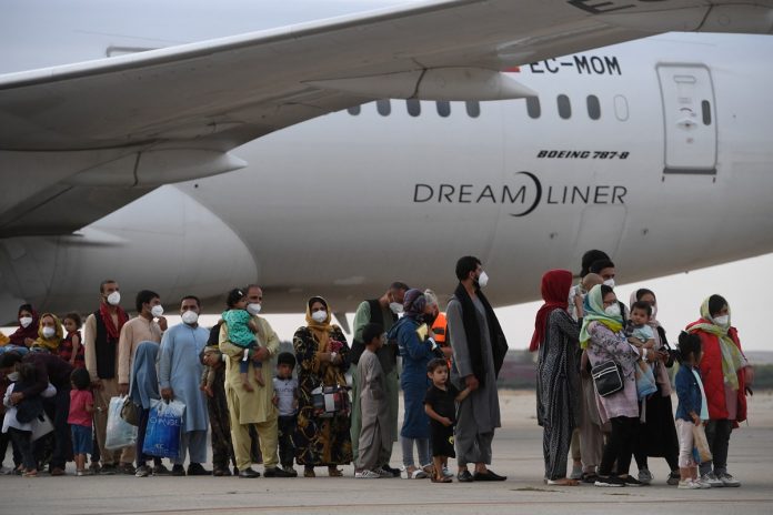 Australia recibe al último grupo de evacuados de Afganistán
