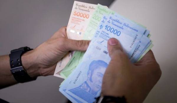 Billetes y monedas inferiores a Bs. 10.000 pueden ser depositados