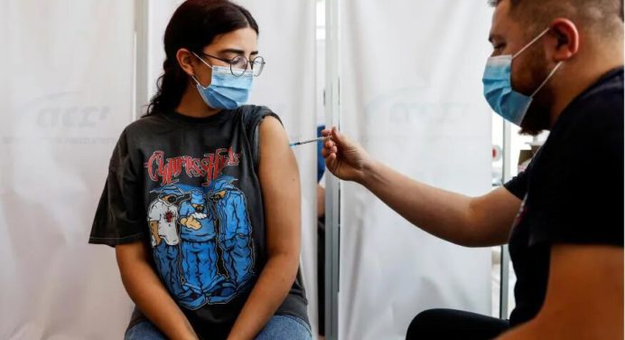 Chile autorizó el uso de la vacuna Sinovac en niños desde los 6 años