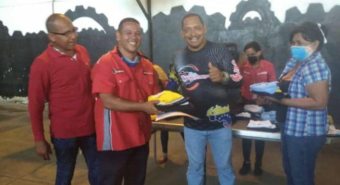 Clase obrera de Transmonagas recibe uniformes y tabletas