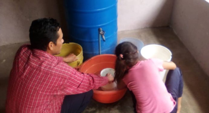 Vecinos de Los Cortijos viven calvario diario en busca de agua