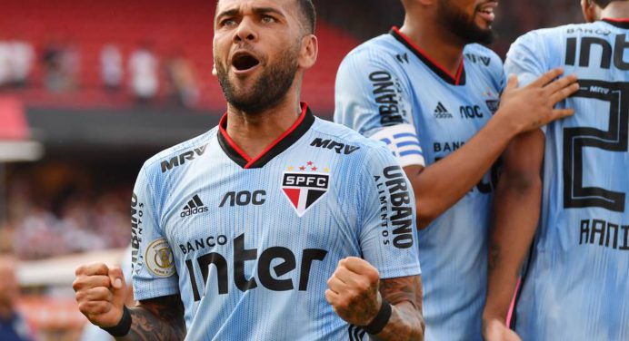 Dani Alves no fichará por ningún equipo hasta final de año