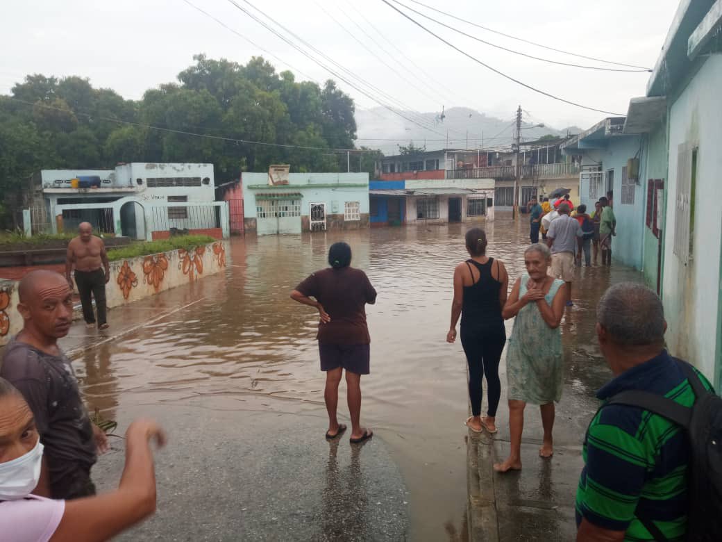 Desbordamiento del río Urama del estado Carabobo deja diez sectores afectados