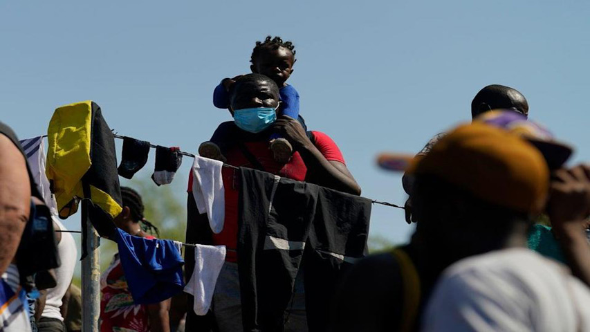 EE.UU. deportó a haitianos retenidos en puente de la frontera