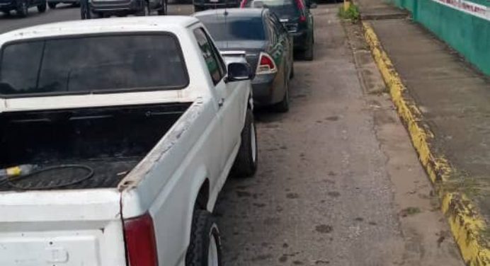 En la E/S Dannelys solo surtieron gasolina a 100 vehículos hoy #30sep