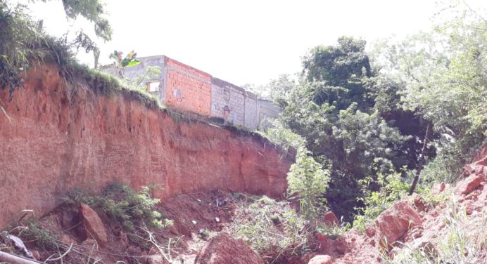 ¡En riesgo! Cinco familias en peligro por deslizamiento de tierra
