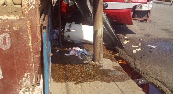 ¡Impresionante! Yutong cargado de pasajeros se estrelló contra un poste en la calle Monagas