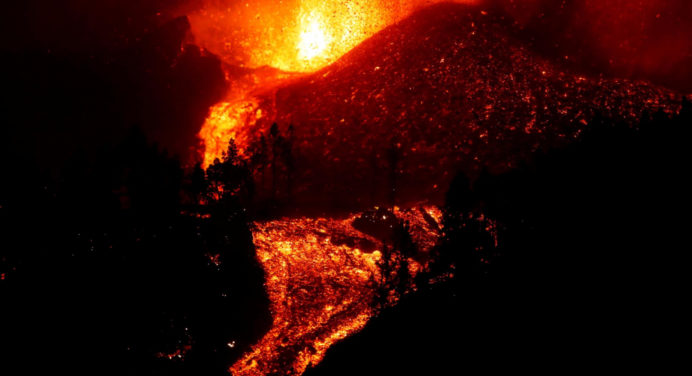 La Palma se prepara para explosiones y gases nocivos al llegar la lava al mar