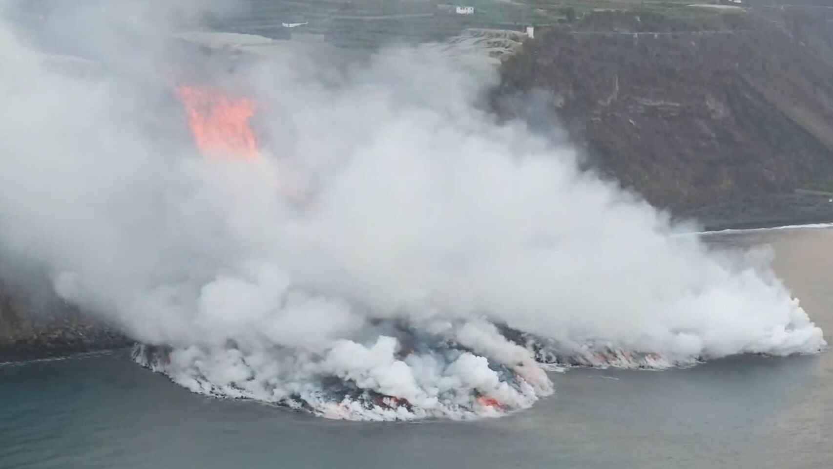 las emanaciones del volcan cumbre vieja forman un delta de lava laverdaddemonagas.com 615699318 210205568 1706x960 1