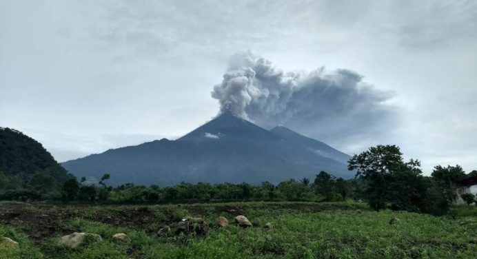 Un Volcán de Fuego entra en erupción en Latinoamérica