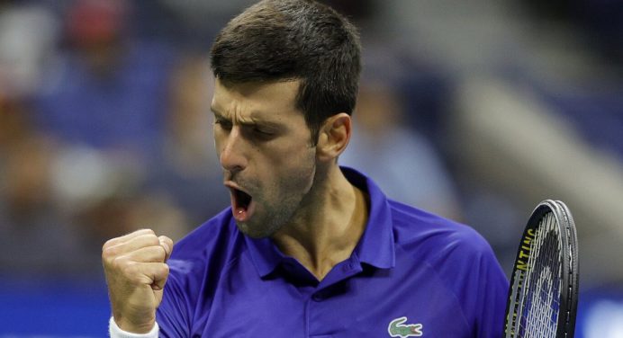 Novak Djokovic se coloca a tres triunfos de la gloria