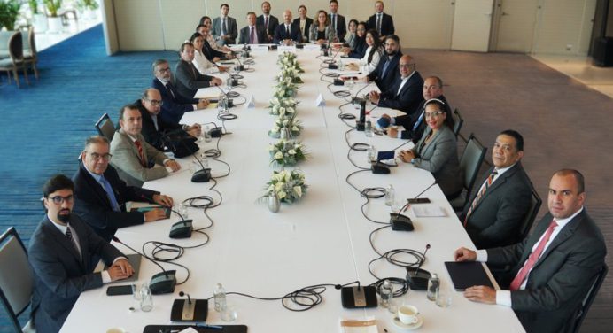 Revelan foto oficial de las negociaciones entre el gobierno y la oposición en México