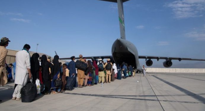 Talibanes instan a aerolíneas a reactivar sus vuelos hacia Afganistán