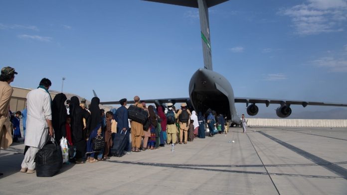 Talibanes instan a aerolíneas a reactivar sus vuelos hacia Afganistán