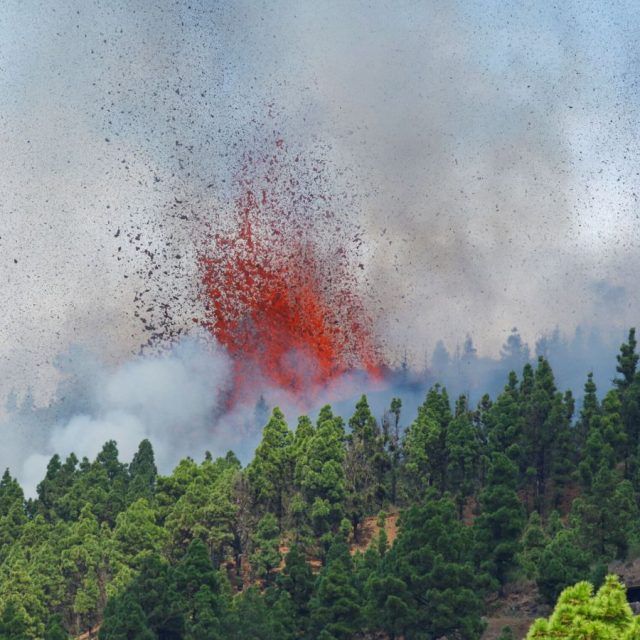 volcan en canarias se traga un centenar de casas y obliga a masiva evacuacion laverdaddemonagas.com 45b11d3bef88236c7baabd32f80d4ff6 640x640 1