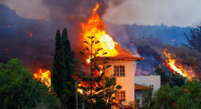 Volcán en Canarias se traga un centenar de casas y obliga a masiva evacuación