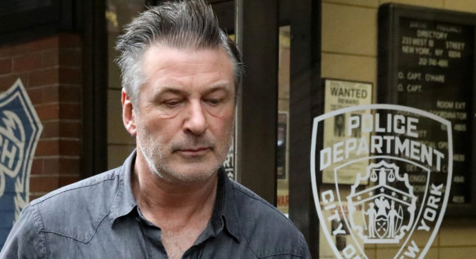 Alec Baldwin disparó arma de utilería que mató a una mujer durante rodaje
