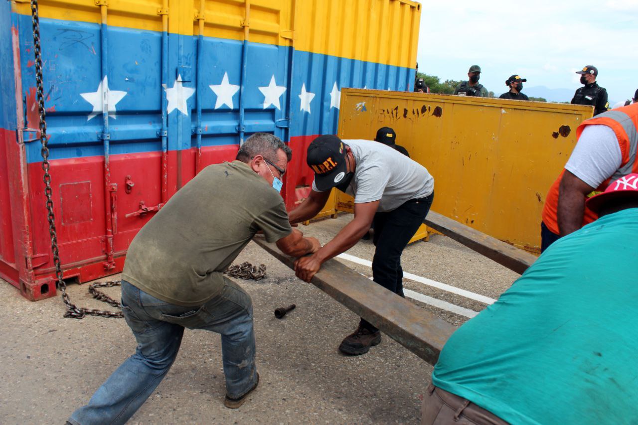 Así removieron los contenedores del puente internacional Simón Bolívar