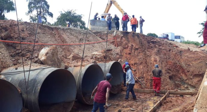Avanza reparación de alcantarillado en la vía al sur de Monagas
