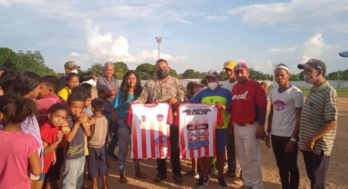 Candidato Monteverde dota de uniformes a equipo de fútbol de Cedeño