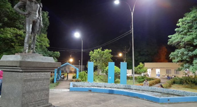 Candidatos de la revolución embellecen plaza Bolívar de Aguasay