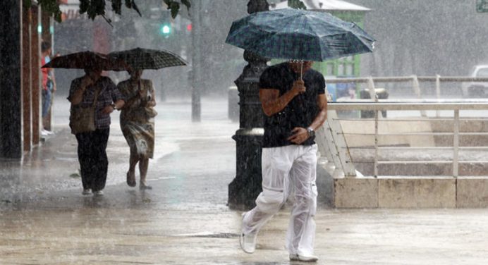 Paraguas en mano porque llegó la lluvia