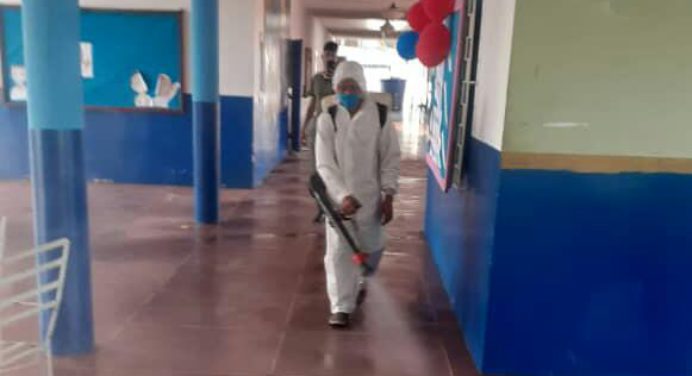 Desinfectan centros de votación para simulacro del 10-O