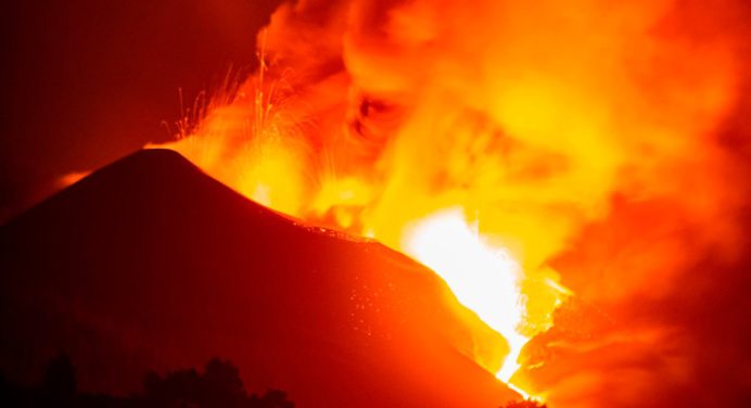 Efusiones de lava en el volcán de La Palma mantienen activadas las alertas