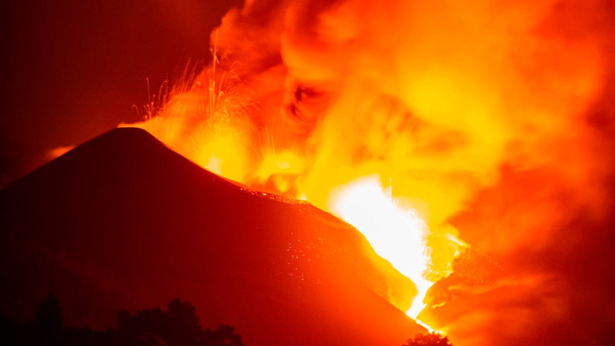Efusiones de lava en el volcán de La Palma mantienen activadas las alertas