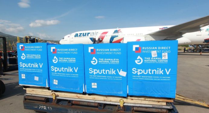 Llega a Venezuela lote de primera y segunda dosis de vacuna rusa