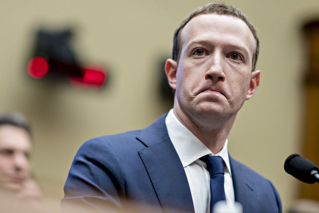 Mark Zuckerberg pierde $ 5.900 millones tras la caída de Facebook