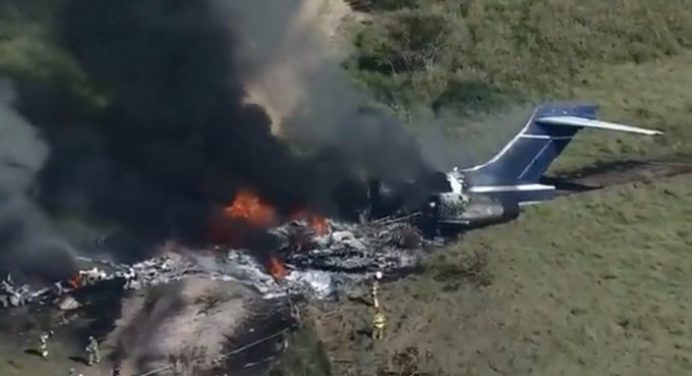Se estrella y se incendia en Texas un avión con 21 personas