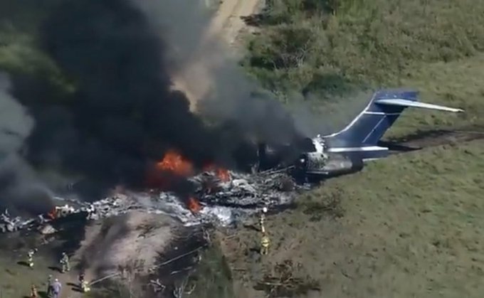 Se estrella y se incendia en Texas un avión con 21 personas