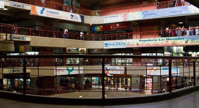 Se quitó la vida al lanzarse del séptimo piso de un Centro Comercial