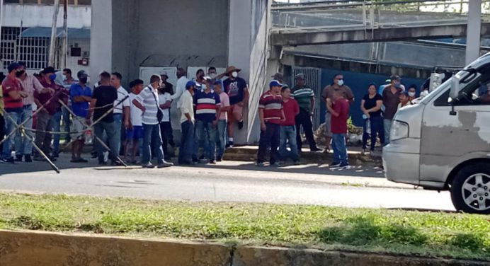 Trancan Av. Alirio Ugarte Pelayo en protesta por combustible