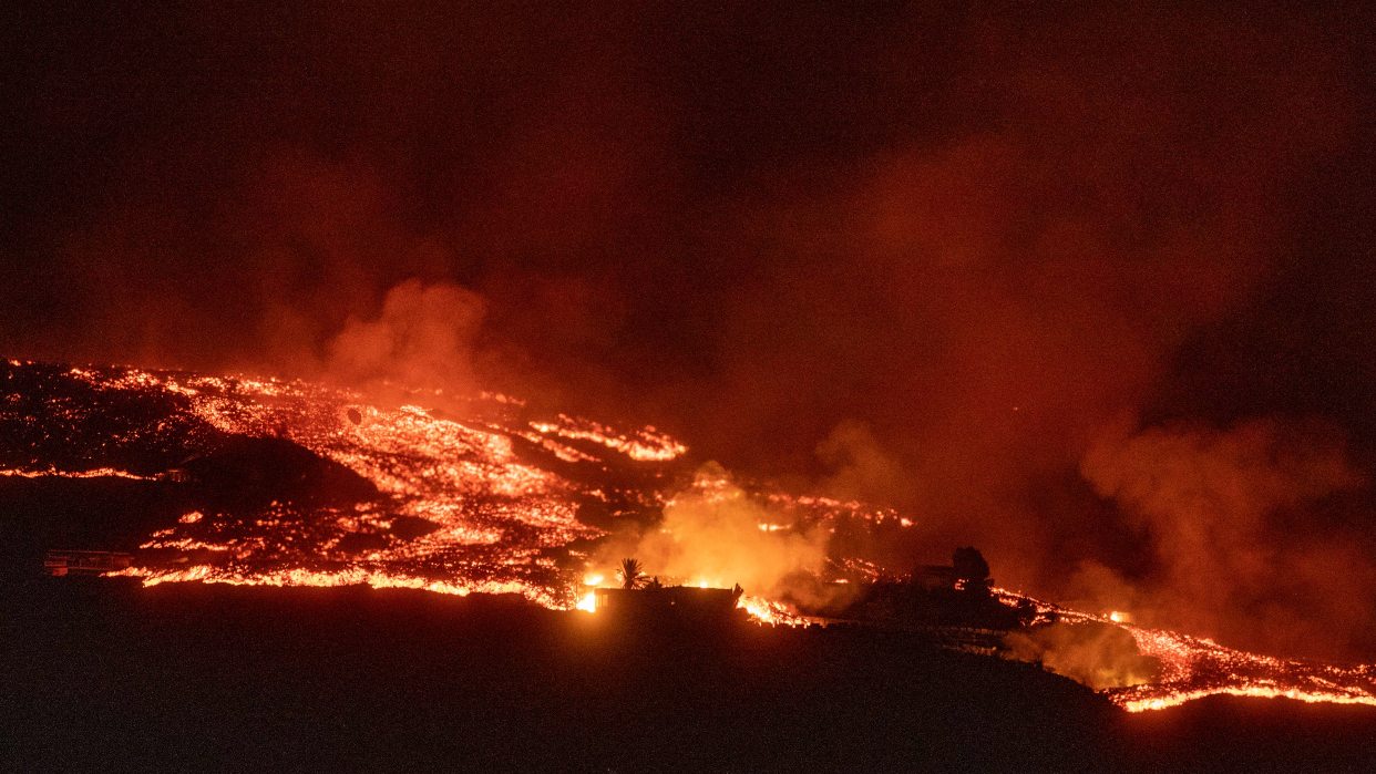 volcan de la palma sigue causando estragos ahora con dos nuevas coladas laverdaddemonagas.com canarias volcan