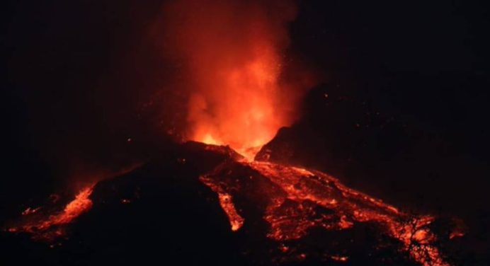 Volcán La Palma: Se derrumba cono y lava amenaza otras poblaciones