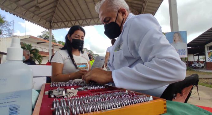 Ana Fuentes apoya jornada oftalmológica