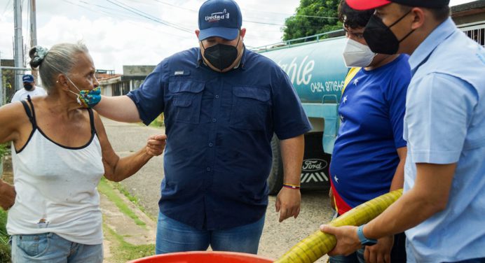Aristimuño atiende problema del agua en comunidades desasistidas de Maturín