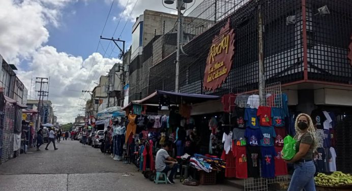 Buhoneros invaden las aceras de la calle Monagas