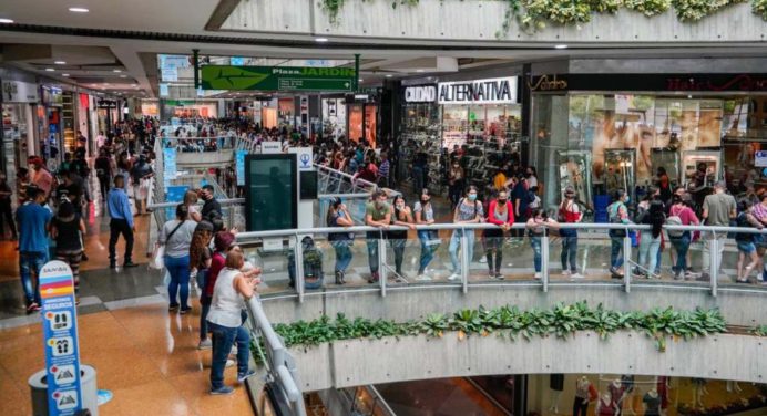 Centros comerciales extienden horarios por el Black Friday