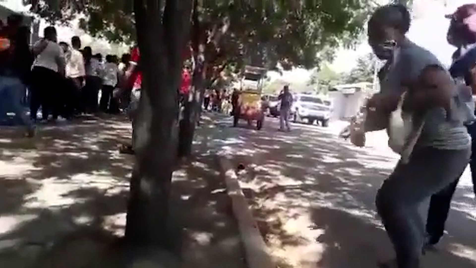 Colectivos disparan en centro de votación en el estado Zulia (Videos)