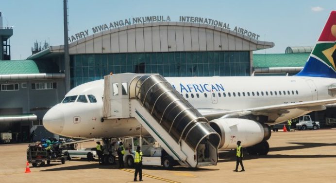 Comisión Europea prevé suspender vuelos desde África