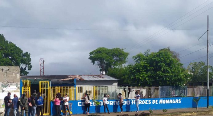 Electores del Colegio privado Héroes de Monagas reportan fallas en una de las máquinas