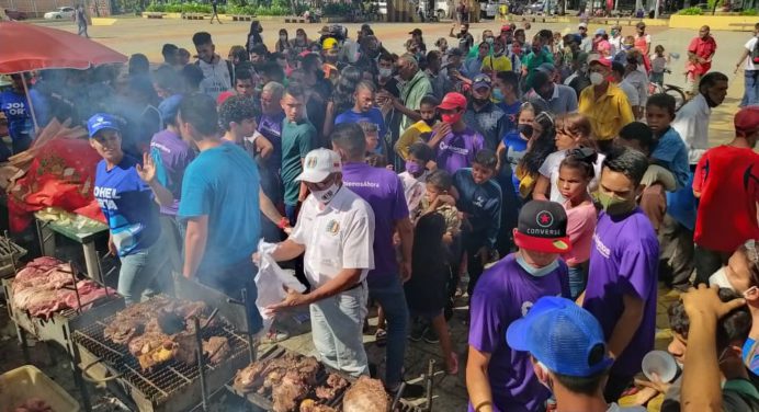Johel Orta cerró campaña con sopa y carne asada en la plaza Rómulo Gallegos
