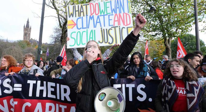 Jóvenes toman Glasgow para exigir justicia climática